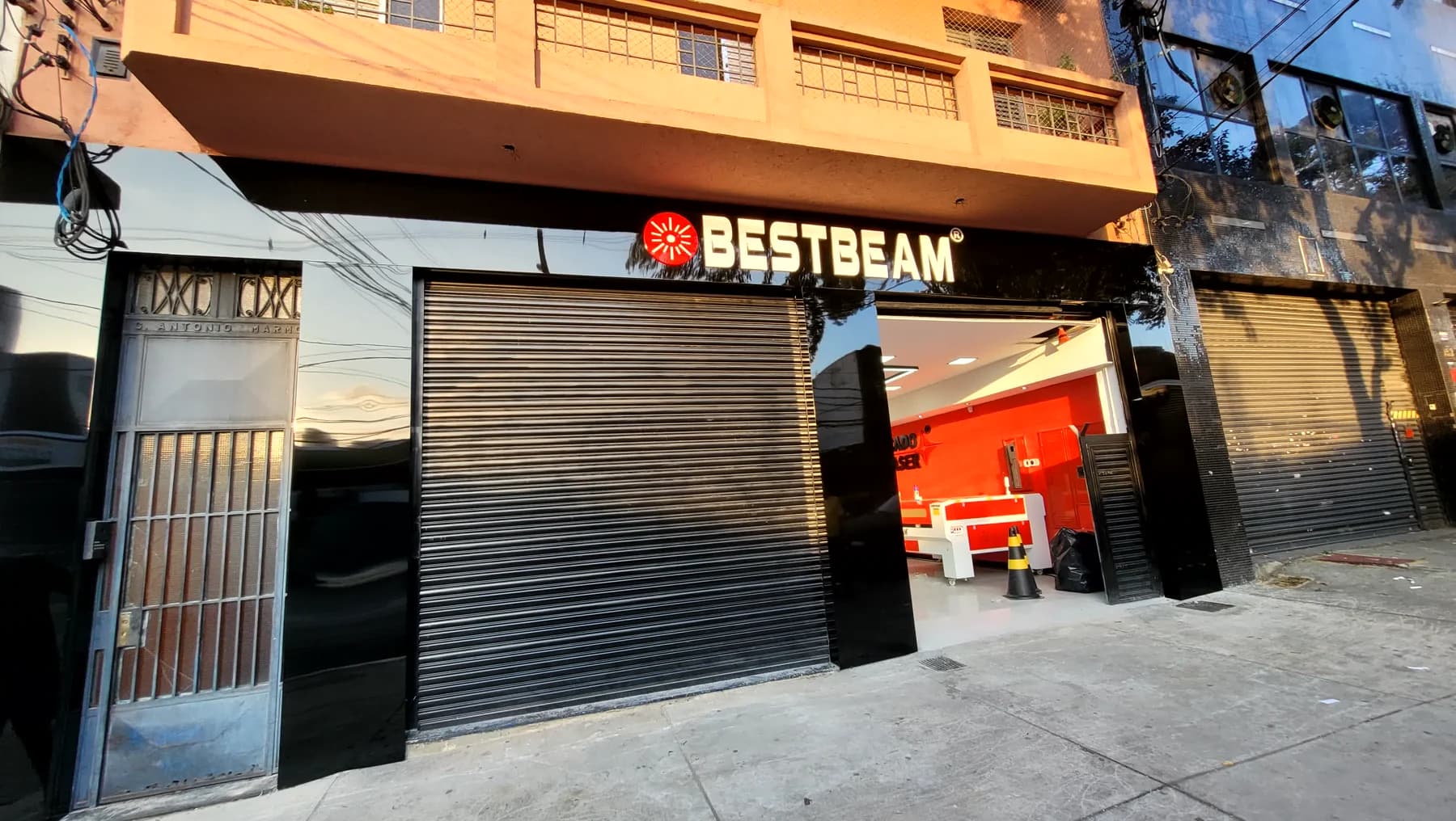 Pórticos em ACM e fachada com iluminação LED difusa da BESTBEAM