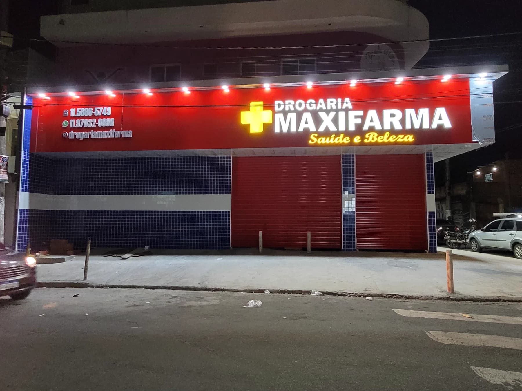 Comunicação visual comercial para farmácia da Drogaria Maxifarma