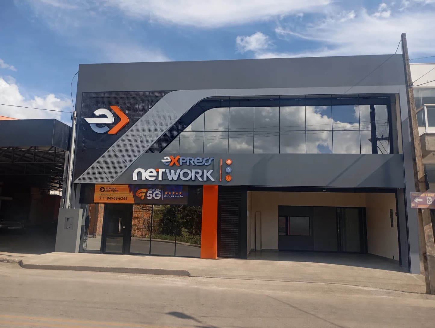 Fachada em ACM com letras caixa em LED da Express Network executada pela JDL