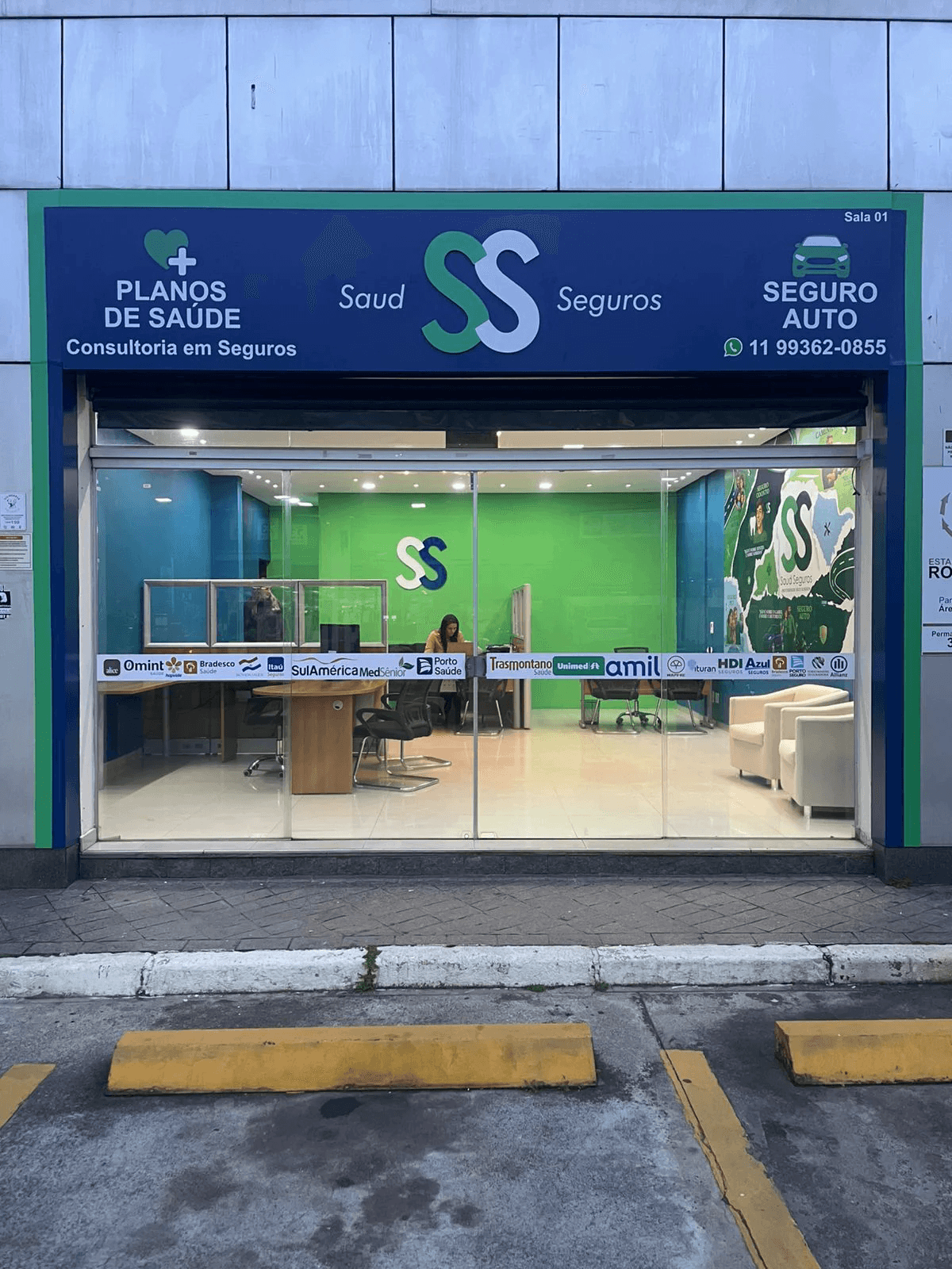 Vitrine de loja com adesivação fosca jateada e recortes geométricos elegantes combinando privacidade e comunicação de marca