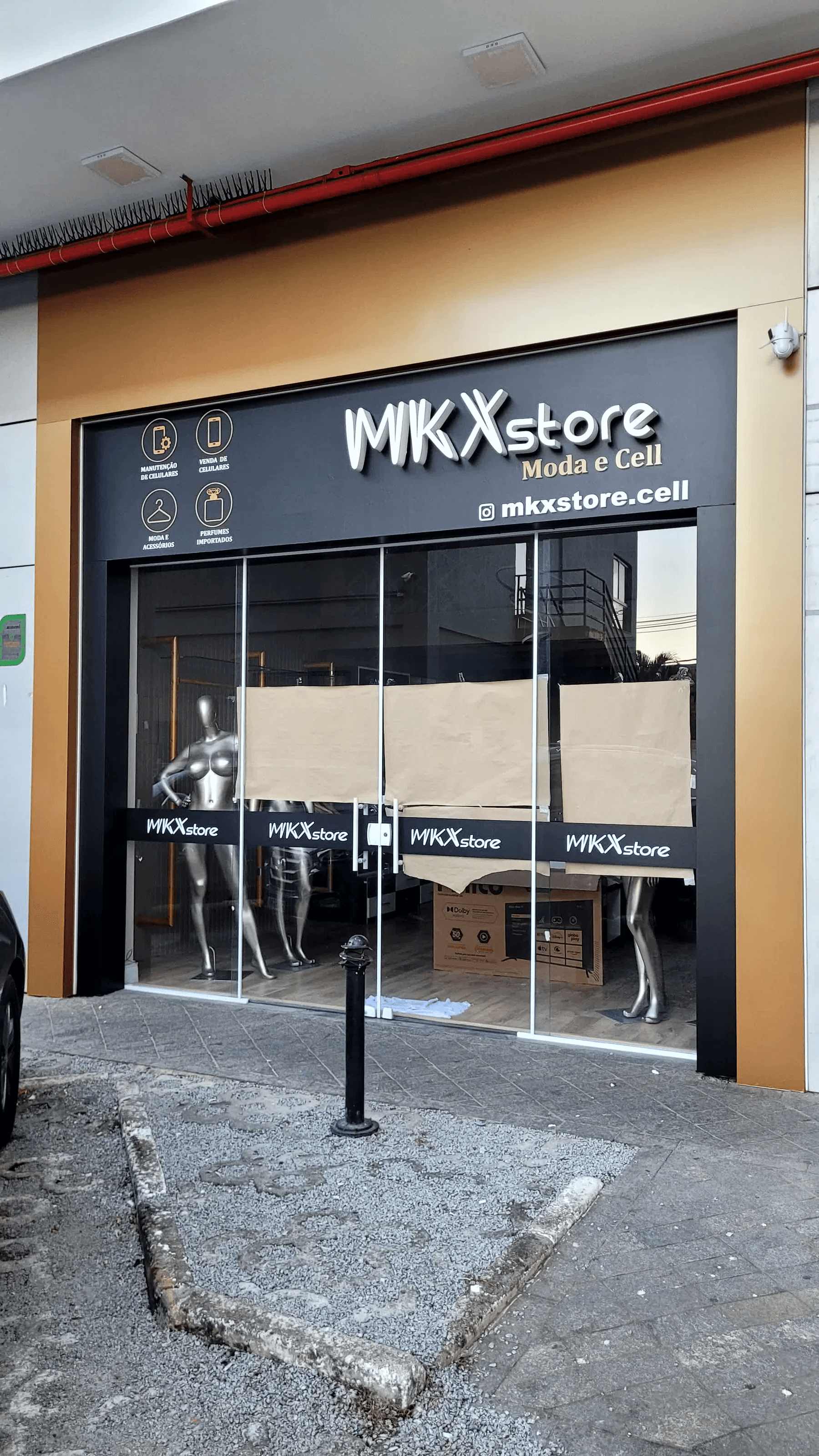 Fachada comercial moderna em lona de alta resistência tensionada em chassi metálico com iluminação frontal em LED